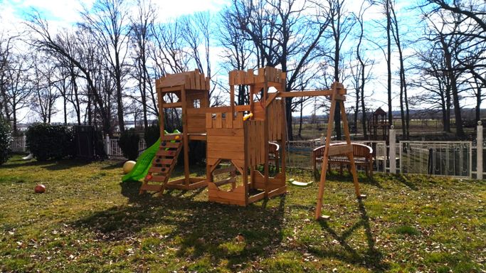 Spielturm Spielplatz